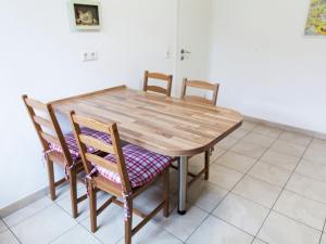 uma mesa de madeira e cadeiras num quarto em Absolute holiday house at the edge of the forest em Leideneck