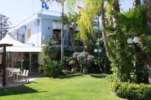 Ein Garten an der Unterkunft Hotel Villamare