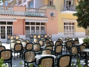 Reštaurácia alebo iné gastronomické zariadenie v ubytovaní Belvilla by Oyo Comte de Empuries Apt C