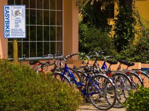 un grupo de bicicletas estacionadas frente a un edificio en Belvilla by OYO Comte de Empuries Apt C, en Empuriabrava