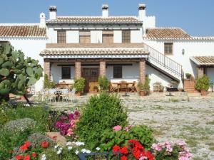 una casa con un jardín delante de ella en Belvilla by OYO Cortijo las Monjas, en Periana