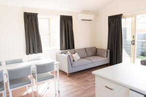 a living room with a couch and a table at Ballarat Colonial Motor Inn in Ballarat +27 photos