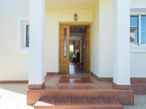 un pasillo de una casa con columnas blancas en Belvilla by OYO Villa Mosa Claire en Baños y Mendigo