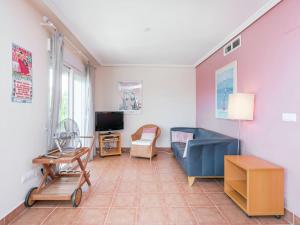 TV a/nebo společenská místnost v ubytování Belvilla by OYO Villa Mosa Claire + 17 fotografií