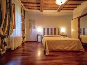 Un pat sau paturi într-o cameră la Spacious Villa in Tuscany with a Pool