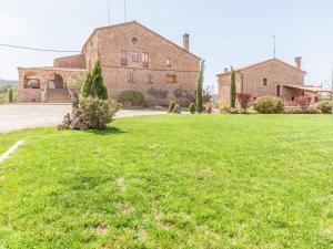 duży trawnik przed budynkiem w obiekcie Belvilla by OYO El Puig de Vilapost w mieście Balsareny