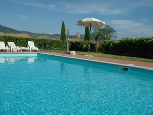 Bazén v ubytování Spacious Farmhouse in Pienza with Swimming Pool nebo v jeho okolí