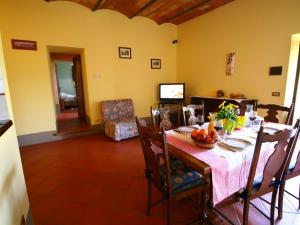 un comedor con una mesa con un bol de fruta. en Spacious Farmhouse in Pienza with Swimming Pool, en Contignano