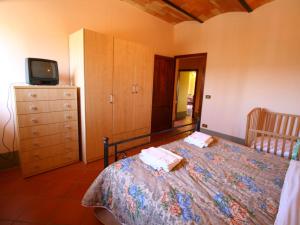 Postel nebo postele na pokoji v ubytování Spacious Farmhouse in Pienza with Swimming Pool