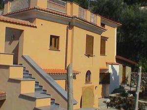 ソレントにあるBoutique Mansion in Sorrento with Picturesque Viewの階段付きの建物
