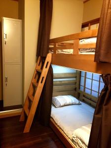um beliche com uma escada num quarto em Suzuki Guesthouse em Quioto