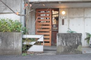 una escalera que conduce a un edificio con puerta de madera en Borgen en Funabashi
