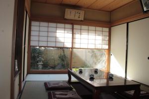 Habitación con mesa frente a una ventana en Borgen en Funabashi