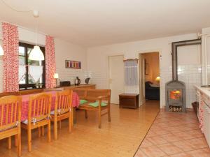 sala de estar con mesa, sillas y chimenea en Spacious Holiday Home in Menkhausen near Ski Area, en Schmallenberg