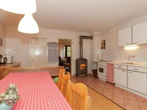 シュマレンベルクにあるSpacious Holiday Home in Menkhausen near Ski Areaのキッチン、ダイニングルーム(テーブル、暖炉付)