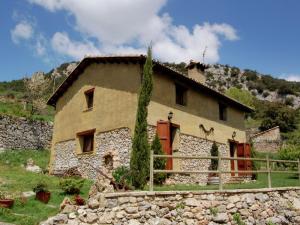 une grande maison en pierre dans une montagne dans l'établissement Belvilla by OYO Casa Espunyes, à Oden