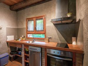 kuchnia z blatem ze zlewem i kuchenką w obiekcie Belvilla by OYO Casa Espunyes w mieście Oden