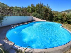 a large blue swimming pool in a yard at Belvilla by OYO Villa Fata Morgana in Assisi