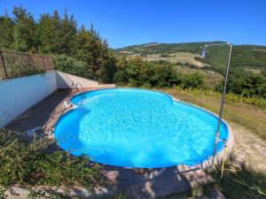 a large blue swimming pool in a yard at Belvilla by OYO Villa Fata Morgana in Assisi