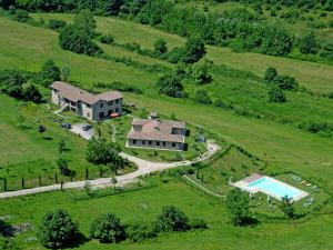 een luchtfoto van een groot huis in een veld bij Belvilla by OYO Giulio Cesare in Passignano sul Trasimeno