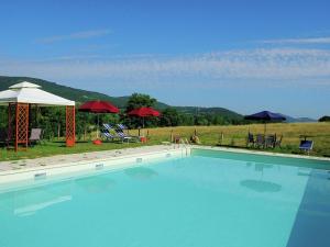 Bazén v ubytovaní Farmhouse Passignano near Lake Trasimeno alebo v jeho blízkosti