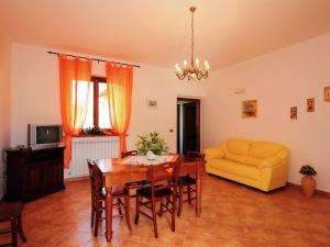 Televízia a/alebo spoločenská miestnosť v ubytovaní Farmhouse Passignano near Lake Trasimeno