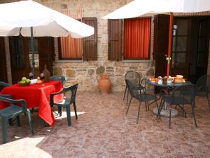 Patio alebo iná vonkajšia časť ubytovania Farmhouse Passignano near Lake Trasimeno