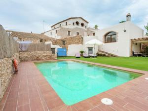 Bisbal del PenedèsにあるLuxurious Mansion in Catalonia with Saunaの家の前のスイミングプール