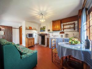 a living room with a table and a kitchen at Belvilla by OYO Molinos de Padul Se a Anica in Padul