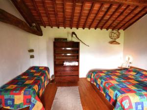 - une chambre avec 2 lits jumeaux et une commode dans l'établissement Belvilla by OYO Olivi Rosso, à San Quirico