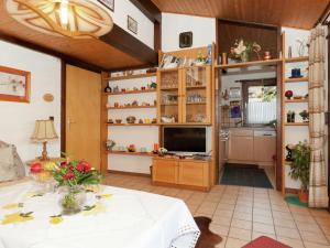 メシェデにあるHoliday home on Lake Henne with terraceのリビングルーム(テーブル、テレビ付)