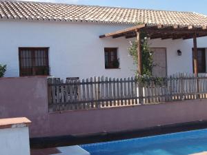 Fuentes de CesnaにあるSpanish Farmhouse in Andalusia with Private Swimming Poolの白い家