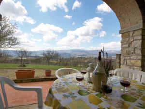 Gallery image of Beautiful farmhouse with swimming pool and bubble bath in Poppi