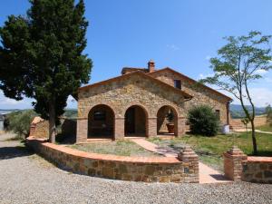 una vecchia casa in pietra con un muro di pietra di Belvilla by OYO Era una Volta a Montenero
