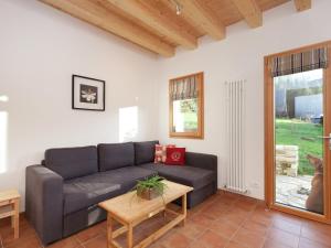 - un salon avec un canapé et une table dans l'établissement Belvilla by OYO Flat with outdoor bubble bath, à Cesiomaggiore