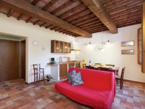 Area soggiorno di Serene Holiday Home in Stabbia with Pool, Bikes & Garden