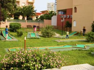 Belvilla by OYO Comte de Empuries Apt B في إمبوريابرافا: مجموعة من الأطفال يلعبون في الحديقة