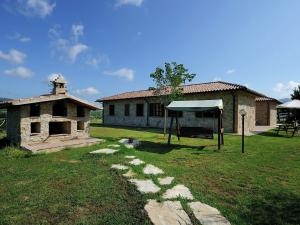 パッシニャーノ・スル・トラジメーノにあるLovely Farmhouse in Umbria with Swimming Poolの芝生の庭に隣接するテント建ての建物