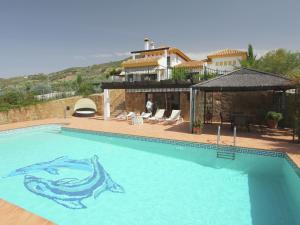 ein großer Pool vor einem Haus in der Unterkunft Belvilla by OYO Villa Los Chaparros in La Joya