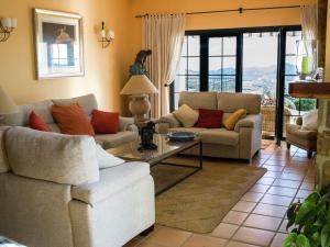 ein Wohnzimmer mit 2 Sofas und einem Tisch in der Unterkunft Belvilla by OYO Villa Los Chaparros in La Joya
