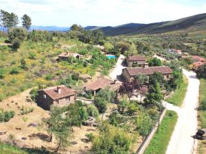 La BorregaにあるRural Farmhouse in Valencia de Alc ntara with Poolの丘陵の村の空中風景