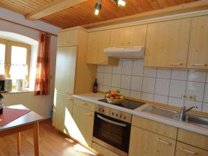 ヴィヒタッハにあるLovely Holiday Home in Viechtach near the Forestのキッチン(シンク、コンロ付) 上部オーブン