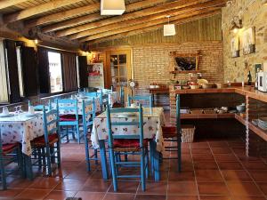 La BorregaにあるModern Farmhouse in La Ace a de la Borrega with Poolの青いテーブルと椅子が備わるレストラン