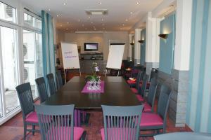 comedor con mesa y sillas en Hotel Garni Lindacher Hof, en Burghausen