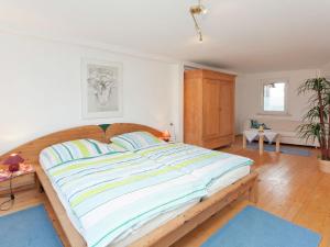 A bed or beds in a room at Lovely first floor apartment on the edge of the Bode Gorge with garden use