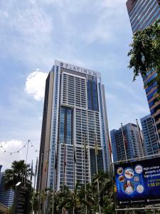 Un palazzo alto con un cartello davanti di The Platinum KLCC a Kuala Lumpur