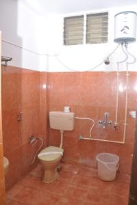 A bathroom at Arunaalaya Residency