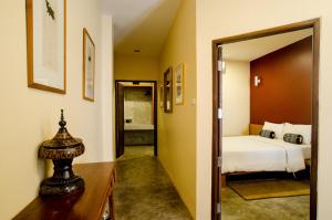 パーイにあるリル パーイのベッドとバスルーム付きのホテルルームです。
