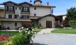 a large house with a garden in front of it at Agriturismo La Dimora Del Contadino in Mondovì