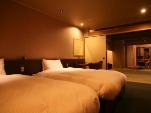 A bed or beds in a room at Hotel New Awaji